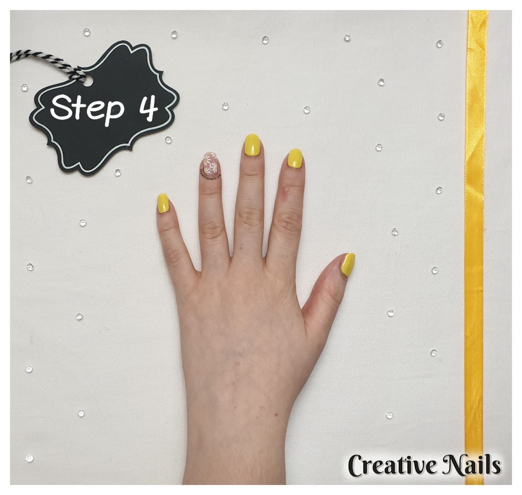 daisy flower on nails