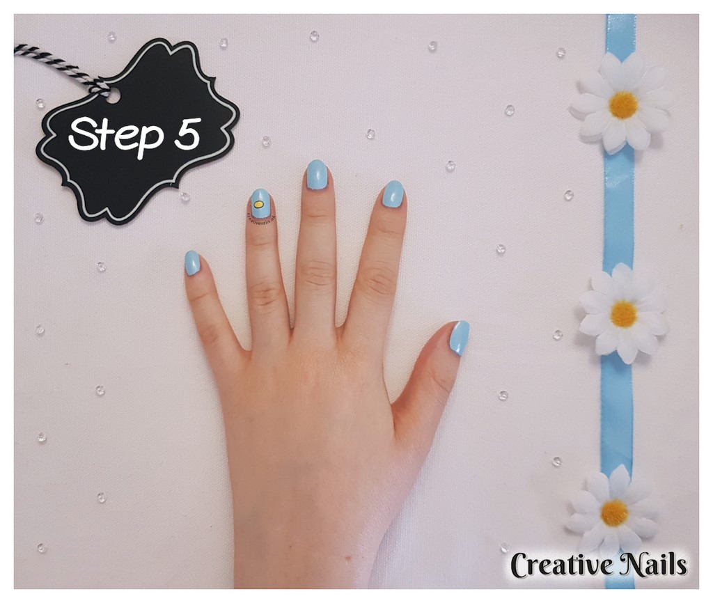 bee themed nails
