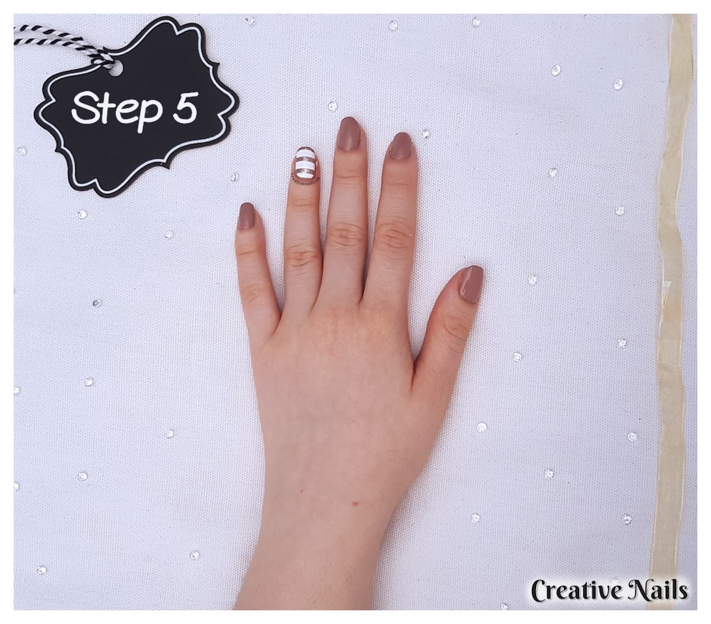stripes on fingernails