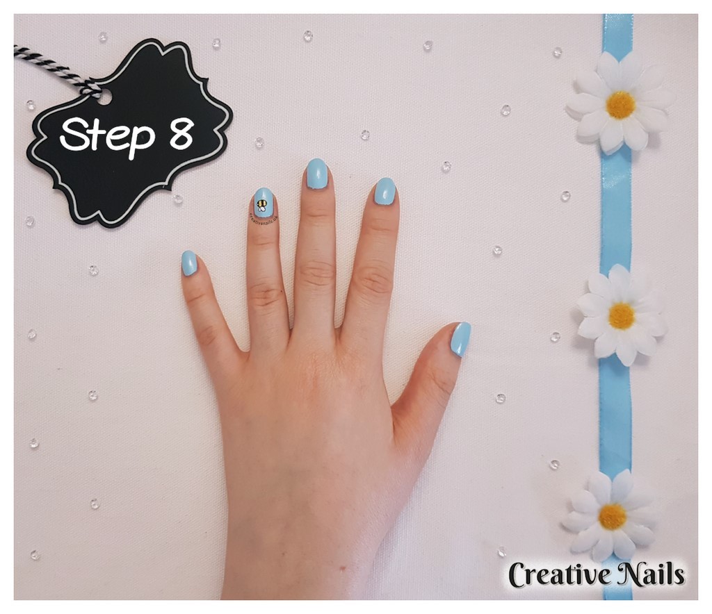 bee nail art